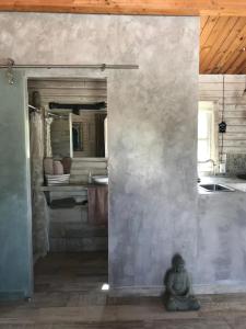 una statua di Buddha seduta al centro di una stanza di Charming Bungalow in Madrigueras a Madrigueras