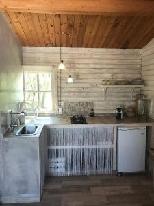 una cucina con un lavello e un piano di lavoro di Charming Bungalow in Madrigueras a Madrigueras