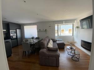 un salon avec un canapé et une table dans l'établissement Apartamento El Baluarte, à Cudillero