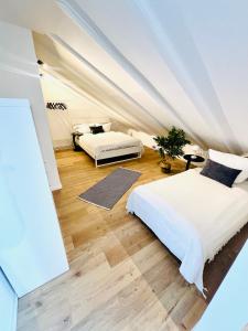 a bedroom with two beds in a attic at Gemütliches Loft in Homburg - Komfort & Charme direkt an der Uniklinik mit Küche und Bad in Homburg