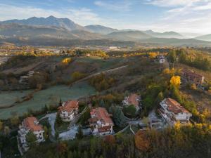 una vista aérea de una casa en una colina con montañas en Casa Graziella, en Tagliacozzo