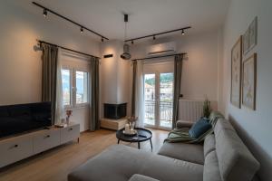 a living room with a couch and a television at Sylvia's Pramanta Villas in Pramanta