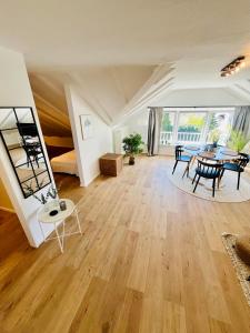 a large living room with a table and chairs at Gemütliches Loft in Homburg - Komfort & Charme direkt an der Uniklinik mit Küche und Bad in Homburg