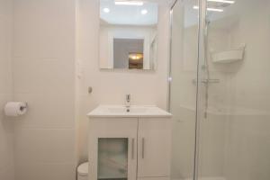 A bathroom at Sepulveda 2 Spaniahome