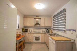 A kitchen or kitchenette at Sepulveda 2 Spaniahome