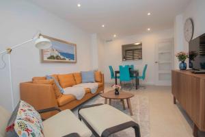 A seating area at Sepulveda 2 Spaniahome