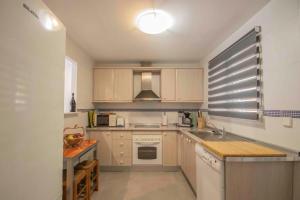 A kitchen or kitchenette at Sepulveda 2 Spaniahome
