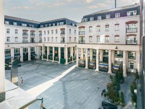 ein leerer Innenhof vor einem großen Gebäude in der Unterkunft Luxury 2BR W Balcony Cathedral Qtr Parking! - Pass the Keys in Belfast