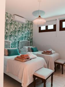 sypialnia z dwoma łóżkami i ręcznikami na nich w obiekcie Lanzarote Villa Ascanio w mieście Playa Blanca