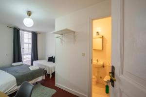 Posteľ alebo postele v izbe v ubytovaní Hostal San Pelayo