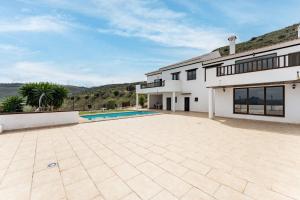 eine Außenansicht eines Hauses mit Swimmingpool in der Unterkunft MalagaSuite Villa El Montecito in Antequera