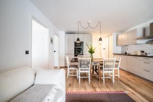 O bucătărie sau chicinetă la Apartment Cumaru, Les Houches - by EMERALD STAY +31 fotografii