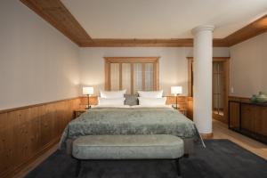 sypialnia z dużym łóżkiem z białymi poduszkami w obiekcie Schlosshotel Fiss w mieście Fiss