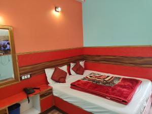 Postel nebo postele na pokoji v ubytování Hotel tirupati inn hill view