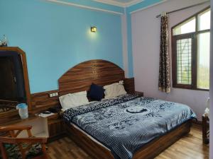 Postel nebo postele na pokoji v ubytování Hotel tirupati inn hill view