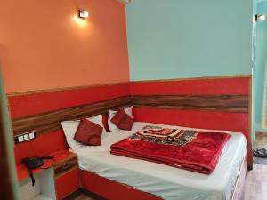 Postel nebo postele na pokoji v ubytování Hotel tirupati inn hill view