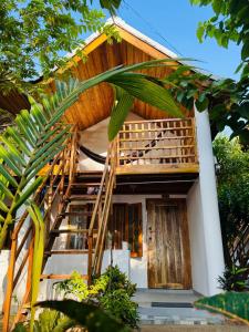 een huis met een houten trap ervoor bij Beach Wave Hotel in Arugam Bay