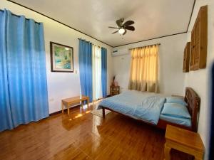 Postel nebo postele na pokoji v ubytování Oceana Hotel & Beach Resort