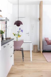 una cucina con una scrivania e una sedia rosa di Koje a Sankt Peter-Ording Altre 11 foto