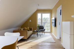 a living room with a couch and a table at Strand in Sankt Peter-Ording