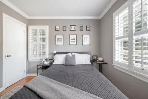 Ένα ή περισσότερα κρεβάτια σε δωμάτιο στο Charming 3BR Home Near DT with King Bed and Fire Pit