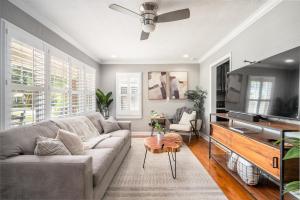 Χώρος καθιστικού στο Charming 3BR Home Near DT with King Bed and Fire Pit