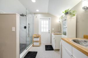 Ένα μπάνιο στο Charming 3BR Home Near DT with King Bed and Fire Pit +29 φωτογραφίες