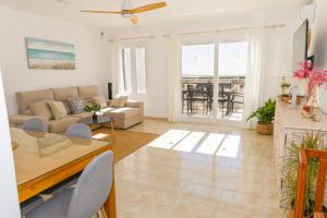 ソン・ボウにあるVilla Zodiaco Acuarioのソファとテーブルのあるリビングルーム