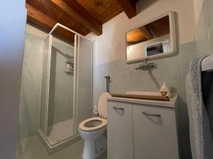 łazienka z toaletą i prysznicem w obiekcie DOLCE MARE, casa vacanze a due passi dal mare! w mieście Marsala