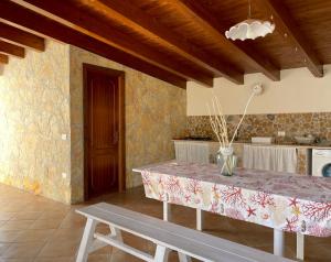 jadalnia ze stołem i ławką w obiekcie DOLCE MARE, casa vacanze a due passi dal mare! w mieście Marsala +14 zdjęć