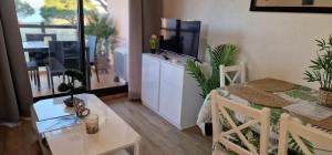 Et tv og/eller underholdning på Appartement climatisé avec piscine, magnifique vue mer, lac et le Pic le Canigõ ! + 78 billeder