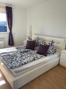 Zubrzyca GórnaにあるWolna chataの白いベッド(紫色の枕付) +31枚の写真