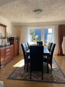 Zubrzyca GórnaにあるWolna chataのテーブルと椅子のあるダイニングルーム