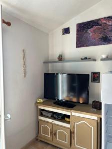 TV a/nebo společenská místnost v ubytování Maison Cosy