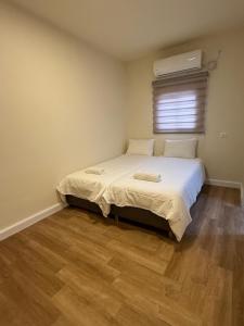 エイラットにあるBella Vista Houseのベッドルーム1室(ベッド1台付)