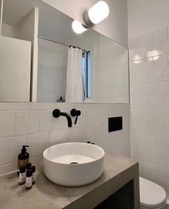 Koupelna v ubytování Mosaikon Guesthouses #Miltiadou Str