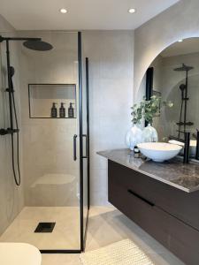 Ένα μπάνιο στο 3-roms leilighet i hjertet av Sandviken