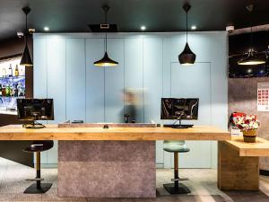 ヴィラ・ノヴァ・デ・ガイアにあるHotel ibis Porto Gaiaの店内のカウンター