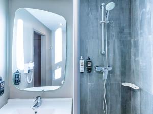 ヴィラ・ノヴァ・デ・ガイアにあるHotel ibis Porto Gaiaの洗面台と鏡付きのシャワーを備えたバスルーム +37枚の写真