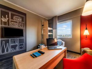 Uma TV ou centro de entretenimento em ibis Sorocaba