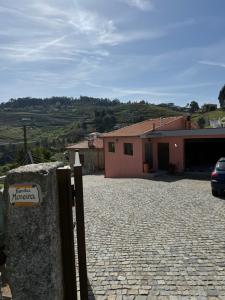 una casa con una recinzione di fronte a un vialetto di Família Moreira a Travassos