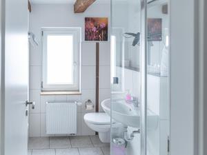 Koupelna v ubytování Gutshof Großheringen - Doppelzimmer + 7 fotografií