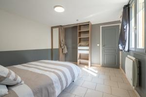 una camera con letto e armadio di Maison Zen - 20 min du centre du Mans a Parigné-lʼÉvêque