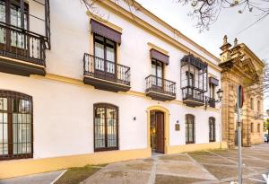 an old building with balconies on it at Aladro Apartamentos by Valcambre in Jerez de la Frontera