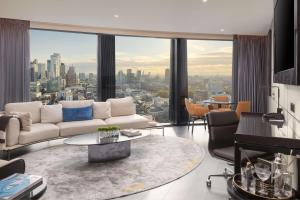 伦敦art'otel London Hoxton, powered by Radisson Hotels的客厅里有一张白色的沙发和一扇大窗户
