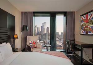 art'otel London Hoxton, powered by Radisson Hotels客房内的一张或多张床位