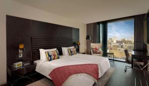 art'otel London Hoxton, powered by Radisson Hotels客房内的一张或多张床位