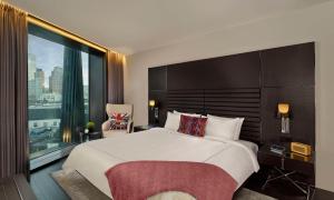 art'otel London Hoxton, powered by Radisson Hotels客房内的一张或多张床位