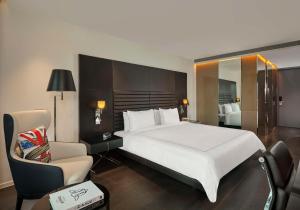 art'otel London Hoxton, powered by Radisson Hotels客房内的一张或多张床位