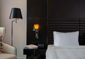 art'otel London Hoxton, powered by Radisson Hotels客房内的一张或多张床位